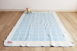 Lichtblauw wollen vintage dekentjes van AaBe. Retro sprei / babydeken