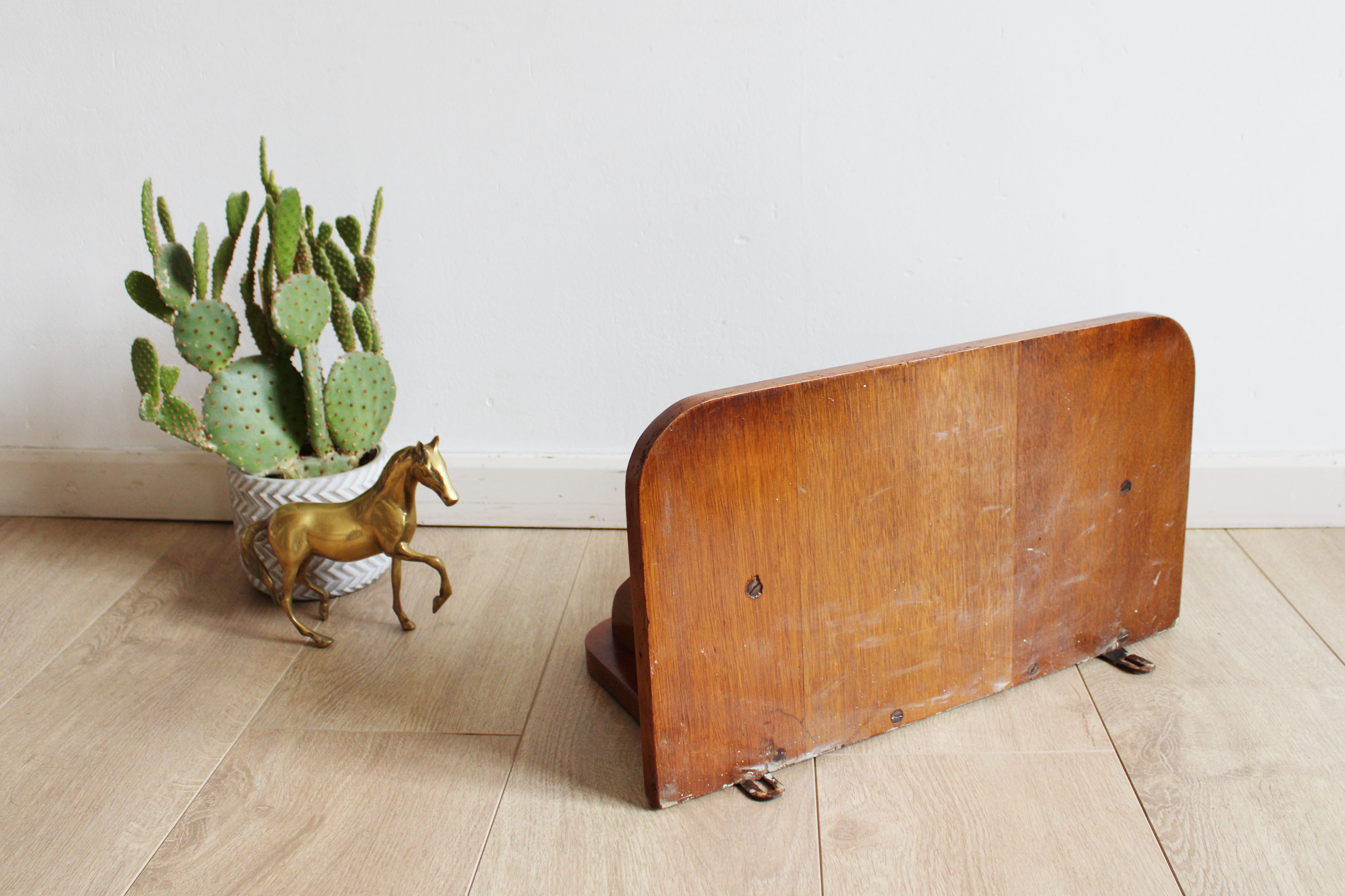 Houten vintage plankje. Retro schapje voor aan de wand