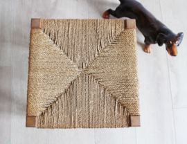 Houten vintage krukje met gevlochten zitting. Retro / boho bankje
