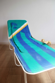 Blauwe vintage stretcher met palmboom. Retro veldbed / opklap bed