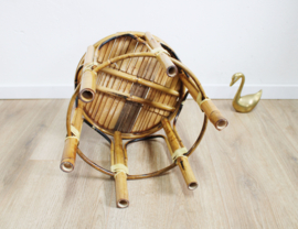 Vintage plantentafel van bamboe. Rotan retro Boho krukje