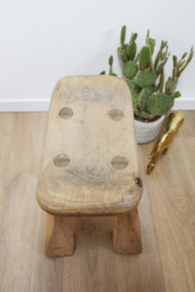 Laag houten krukje in Brutalist stijl. Massieve retro kruk / stool