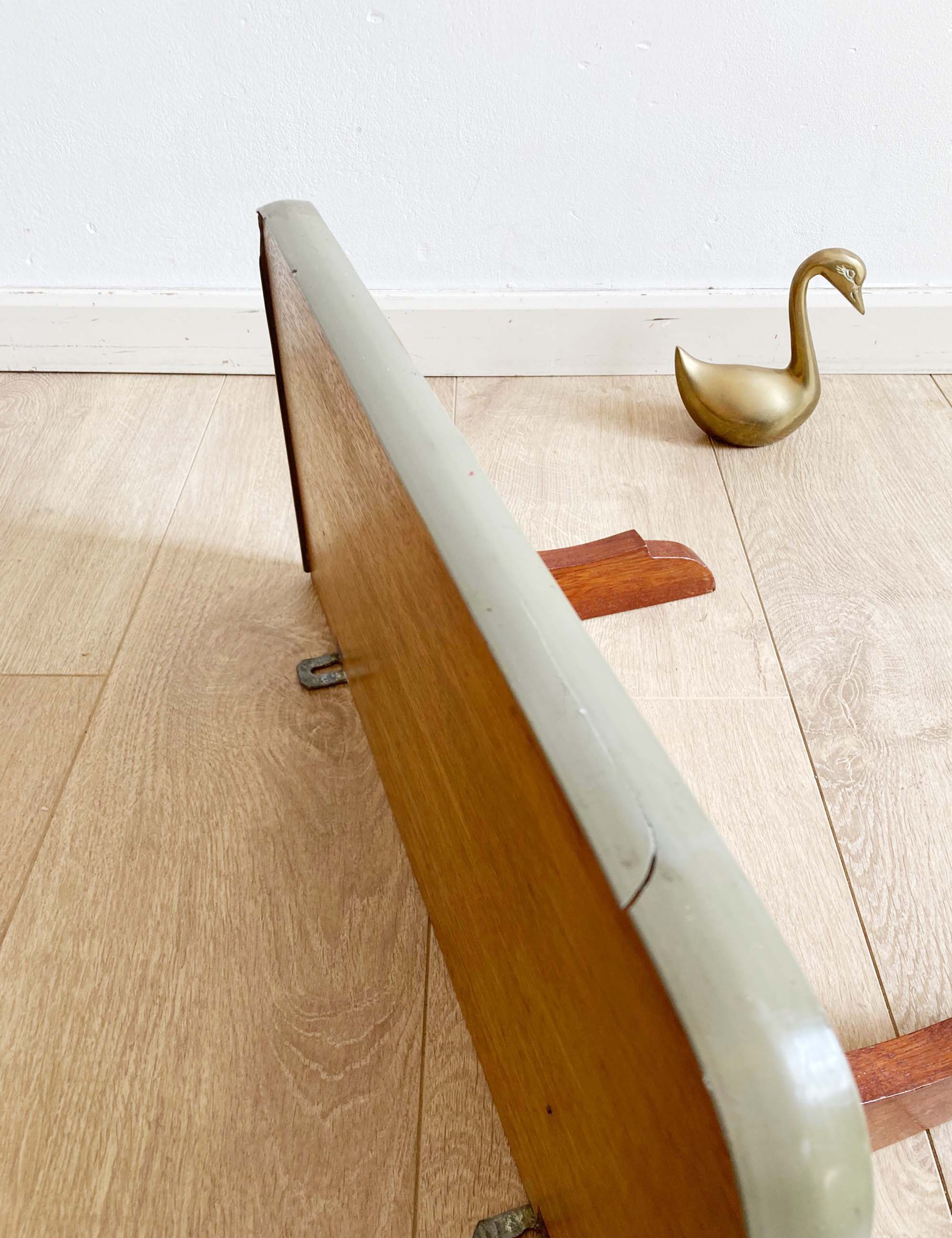 Houten vintage schapje. Retro plankje voor aan de wand