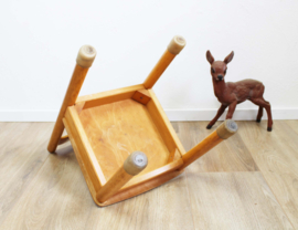 Houten vintage schoolstoeltje. Retro kleuter / peuter stoel