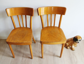 Set houten vintage cafe stoelen. Twee retro stoeltjes