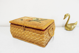Rieten vintage mandje met bloemetjes. Boho rotan mand / naaikist