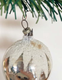 Set zilveren vintage kerstballen. Glazen deukbal en sneeuwbal