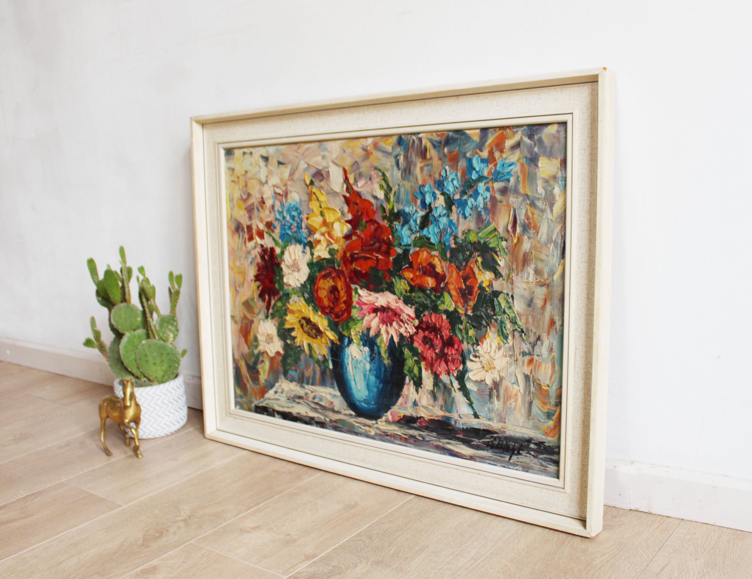 Groot bloemstilleven in houten lijst. Expressief kleurrijk schilderij