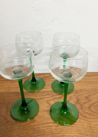 4 vintage wijnglazen met gravering op groene voet. Retro Elzasser glaasjes
