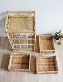 Rotan vintage kastje met 3 lades. Boho nachtkastje / retro ladekast