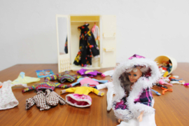 Vintage kledingkast voor Sindy (of Barbie) met inhoud. Retro speelgoed kast