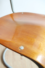 Stoere industriële schoolstoel met armleggers. Vintage  buisframe stoel