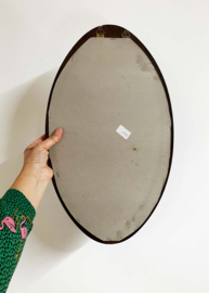 Ovale vintage spiegel in houten lijst. Retro wandspiegel