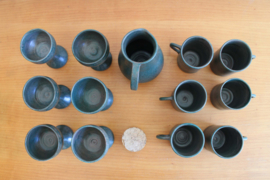 13 - delige set stenen vintage bekers , karaf en wijnglazen. Aardewerk vintage servies