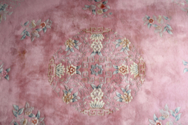 Groot roze Chinees tapijt  met bloemen. handgemaakt Oosters vintage kleed