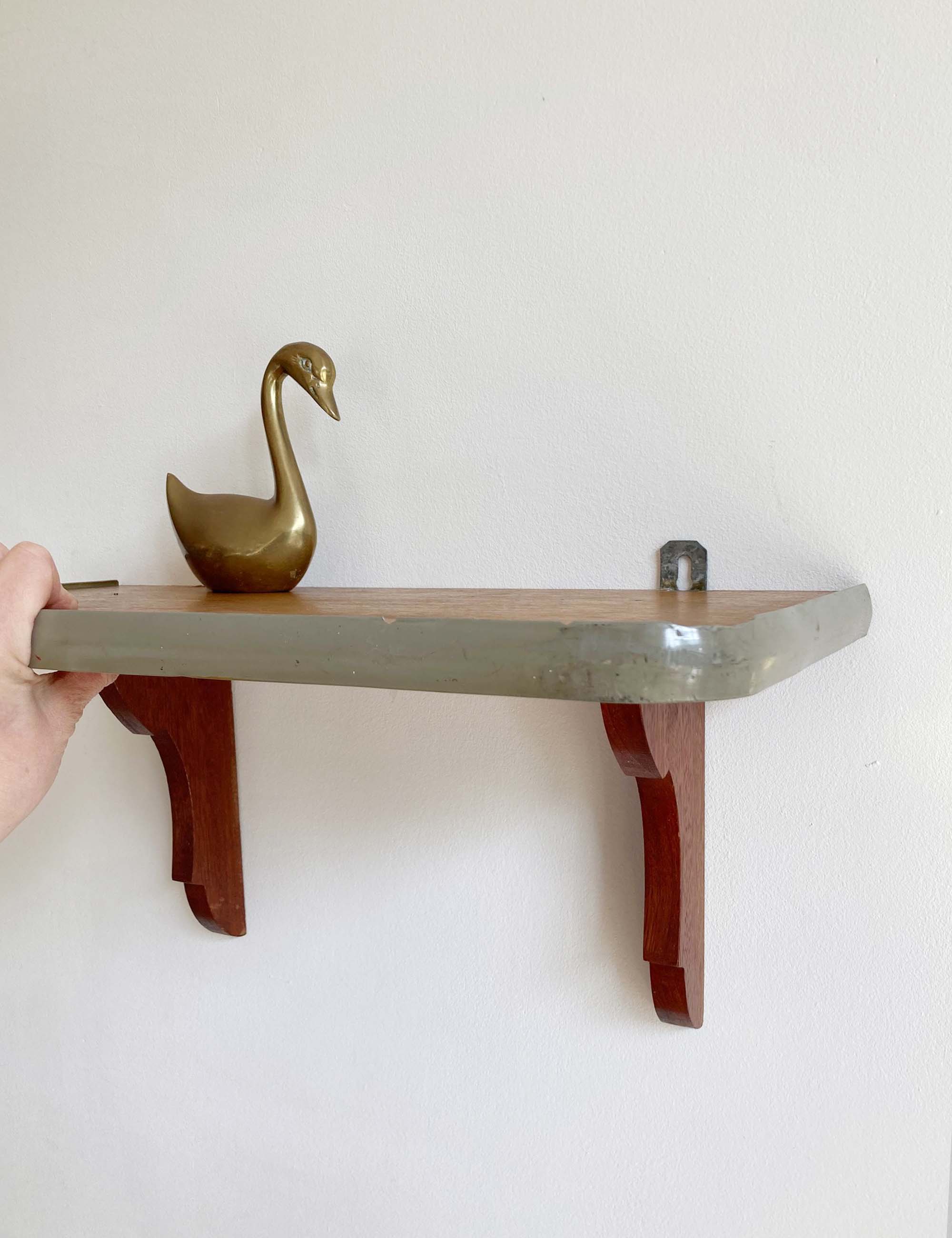 Houten vintage schapje. Retro plankje voor aan de wand