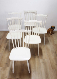 Set van 6 vintage spijlenstoelen. Houten witte retro stoelen
