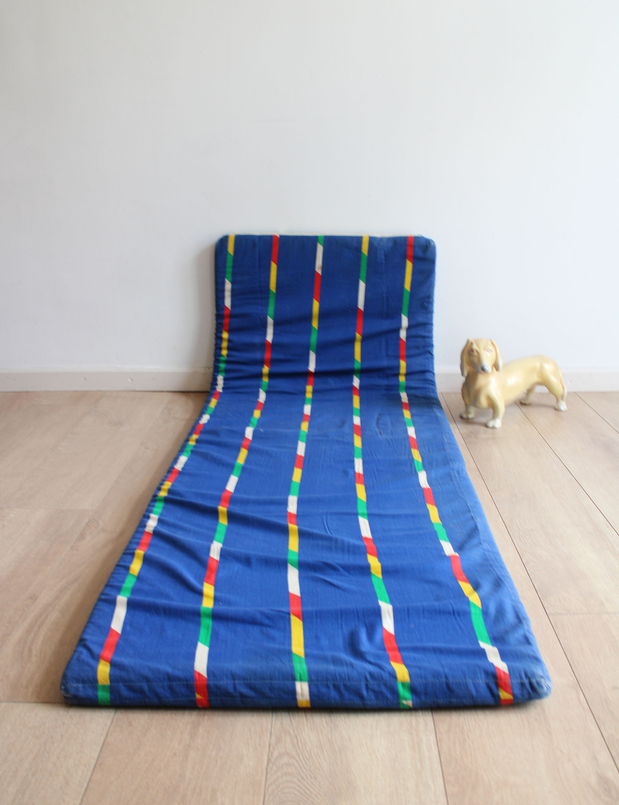 Blauw vintage logeermatras. Opvouwbaar retro matras / speelkussen