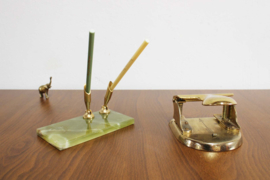 Gouden vintage perforator met groen stenen pennenhouder in marmer look.