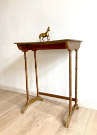 Antieke bijzettafel met bloemen op het blad. Art nouveau stijl vintage tafel