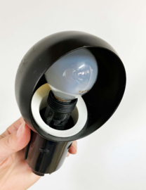 Zwart vintage stekkerlampje. Retro design lamp / stopcontact spotje