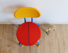 Vintage kinder tafel met stoel - Ikea. Ronde retro tafel - Memphis stijl.