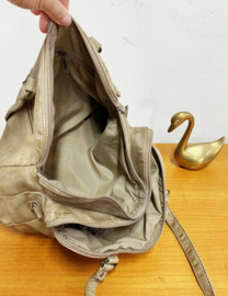 Bruin lederen handtas met dubbele vakken - Hide & Stitches . Leren dames tas
