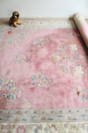 Groot roze Chinees tapijt  met bloemen. handgemaakt Oosters vintage kleed