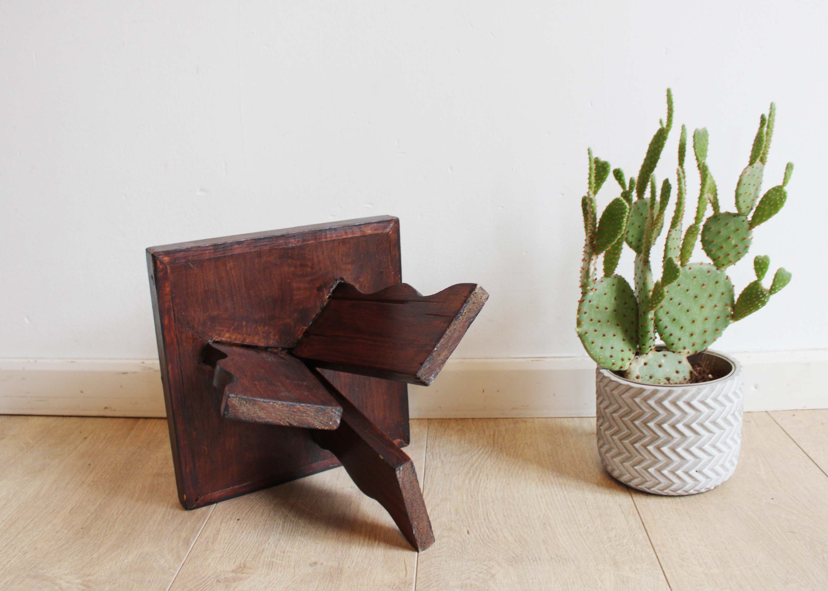 Klein vintage tafeltje met tegel. Retro plantentafel / bijzettafeltje