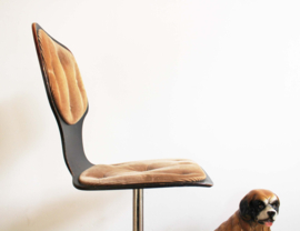 Draaibare vintage bureaustoel met ribstof. Retro werkstoel / desk chair /  swivel chair