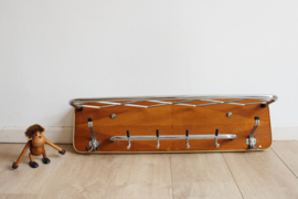 Vintage kapstok van hout en metaal. Retro Mid Century wandkapstok