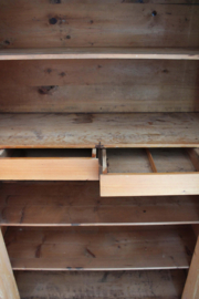 Antieke houten meidenkast. Vintage kast met planken en brede lade.