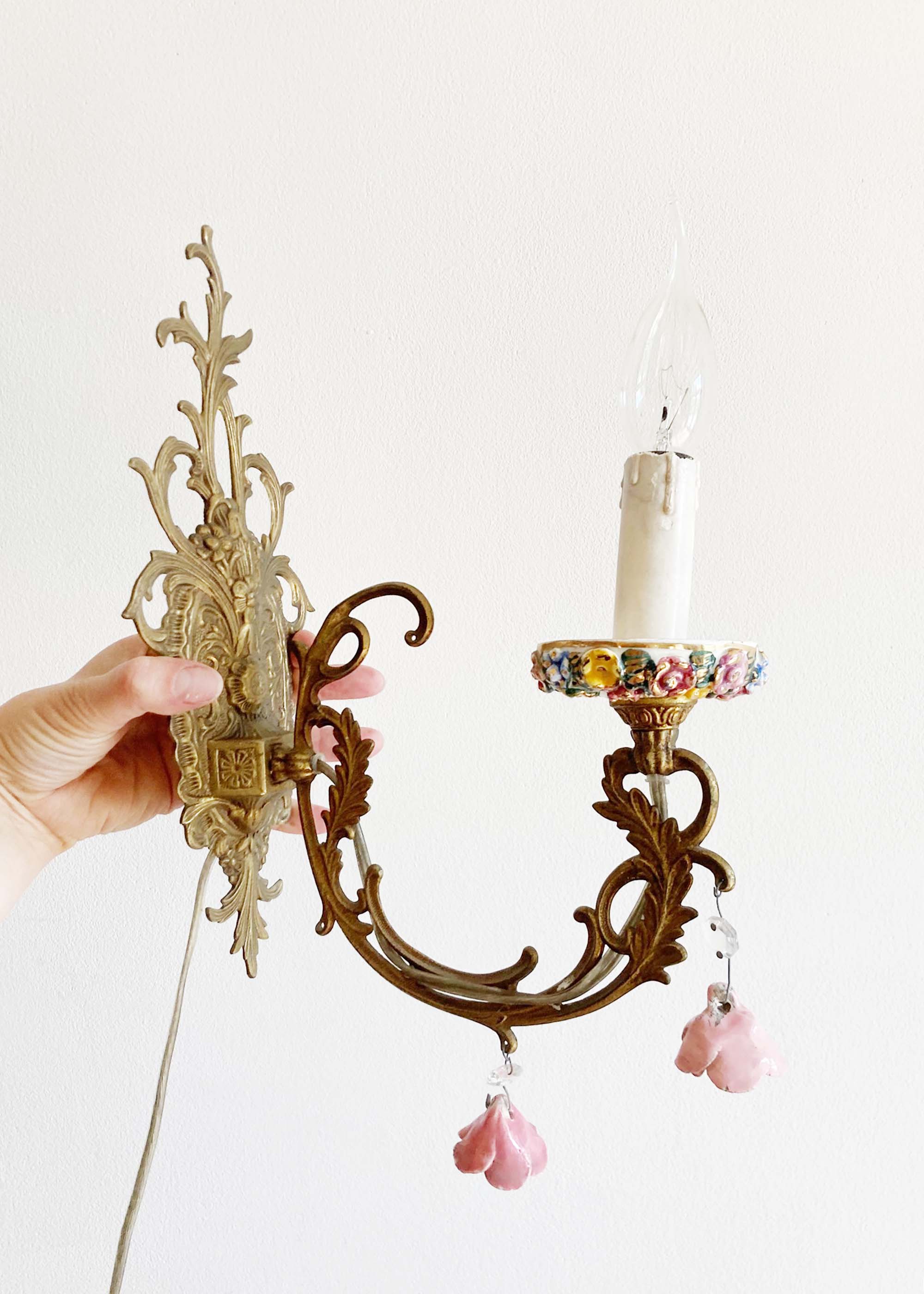 Vintage wandlampje met keramieken bloemetjes. Antiek 'kaars' lampje