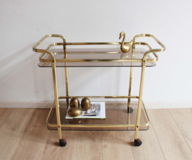 Gouden vintage trolley / bijzettafel met rookglazen bladen. Vintage sidetable