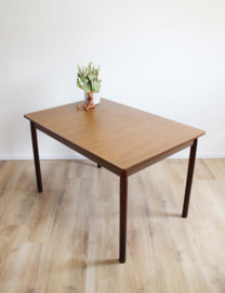 Stevige vintage tafel op houten poten. Retro eettafel.