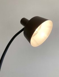 Bruine retro bureaulamp. Vintage lampje met buigbare poot