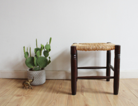 Houten vintage krukje met biezen zitting. Bohemien / retro kruk