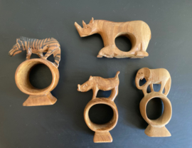Set van 4 handgesneden servetringen met dieren. Houten vintage servethouders.