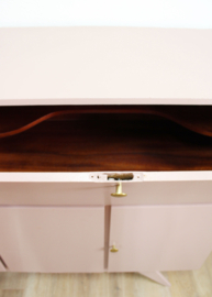 Houten vintage kast met barretje. Roze retro dressoir / secretaire