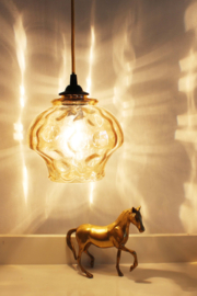 Klein vintage hanglampje van gebobbeld glas. Glazen retro lampje.