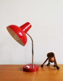 Rode retro bureaulamp. Vintage lampje met buigbare poot