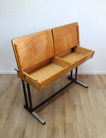 Vintage schoolbureau met 2 houten Casala stoelen. Retro duo lessenaar