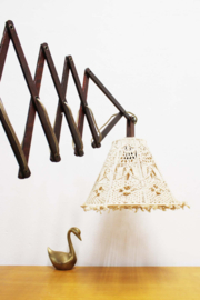 Vintage schaarlamp met geknoopte kap. Houten retro harmonica lamp