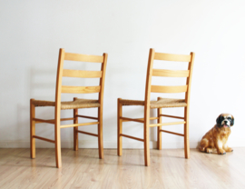 Set houten vintage stoelen met zitting van touw. Retro stoeltjes