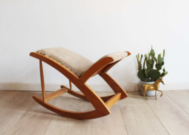 Vintage voetenbankje met beige rib bekleding. Houten retro schommelbankje