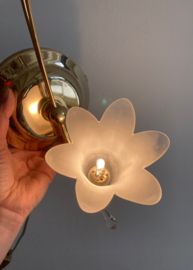 Vintage wandlampje met glazen bloem kap. Hollywood Regency stijl lampje