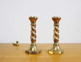 Twee goudkleurige vintage kandelaars. Twee messing kaarsenhouders