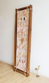 Houten vintage kamerscherm met gequilte stof. Kleurrijke Boho roomdivider