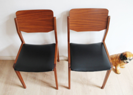 2 houten vintage stoelen met zwart skai-leer. Retro Mid Century stoeltjes