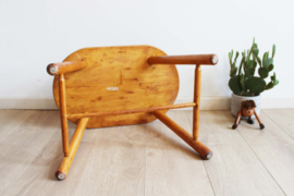 Houten vintage krukje, in de stijl van  Ilmari Tapiovaara.  Retro design kruk/tafeltje